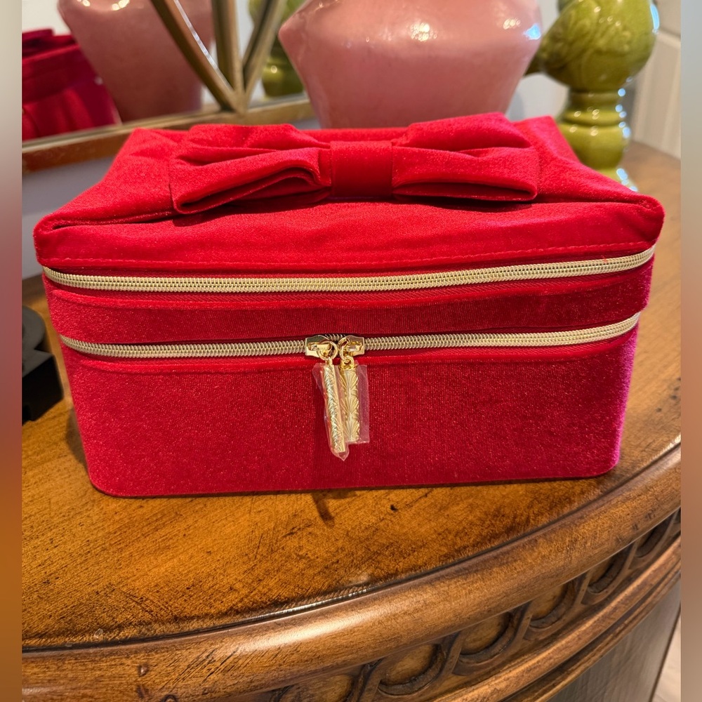 Estée Lauder NEW Velvet Holiday 2024 Train Case New